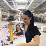 Veronika Danišová Instagram – Po roku tu stojím zas, s tým istým teamom, len o niečo sladšie. Pečeme nebesky je moja druhá, vysnívaná kniha. Tvorila sa pomaly a konštantne, jeden celý rok. Je vo mne toľko vďaky a pokory pred celým projektom, že to slová nemajú ako obsiahnuť. Dôležitý bude pocit, keď ju chytíte do rúk a vstúpite do sladkého sveta, ktorým vás prevediem od najjednoduchších múčnikov až po DORTY a Masterclass🎂😍 #pecemenebesky #nebesky #kniha #sevruga #masterclass #dorty #dort