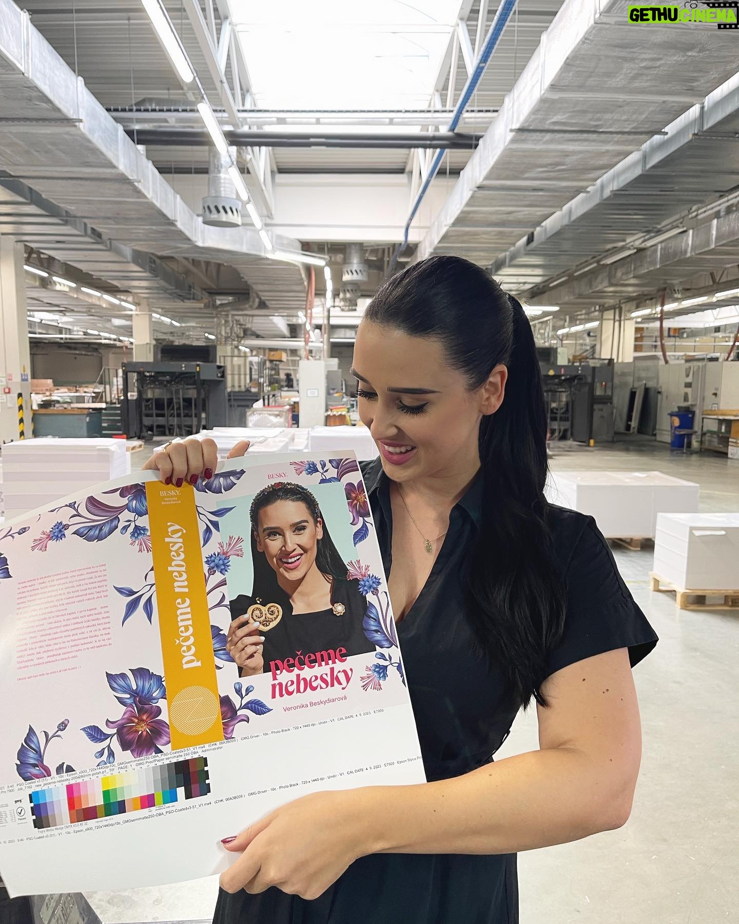 Veronika Danišová Instagram - Po roku tu stojím zas, s tým istým teamom, len o niečo sladšie. Pečeme nebesky je moja druhá, vysnívaná kniha. Tvorila sa pomaly a konštantne, jeden celý rok. Je vo mne toľko vďaky a pokory pred celým projektom, že to slová nemajú ako obsiahnuť. Dôležitý bude pocit, keď ju chytíte do rúk a vstúpite do sladkého sveta, ktorým vás prevediem od najjednoduchších múčnikov až po DORTY a Masterclass🎂😍 #pecemenebesky #nebesky #kniha #sevruga #masterclass #dorty #dort
