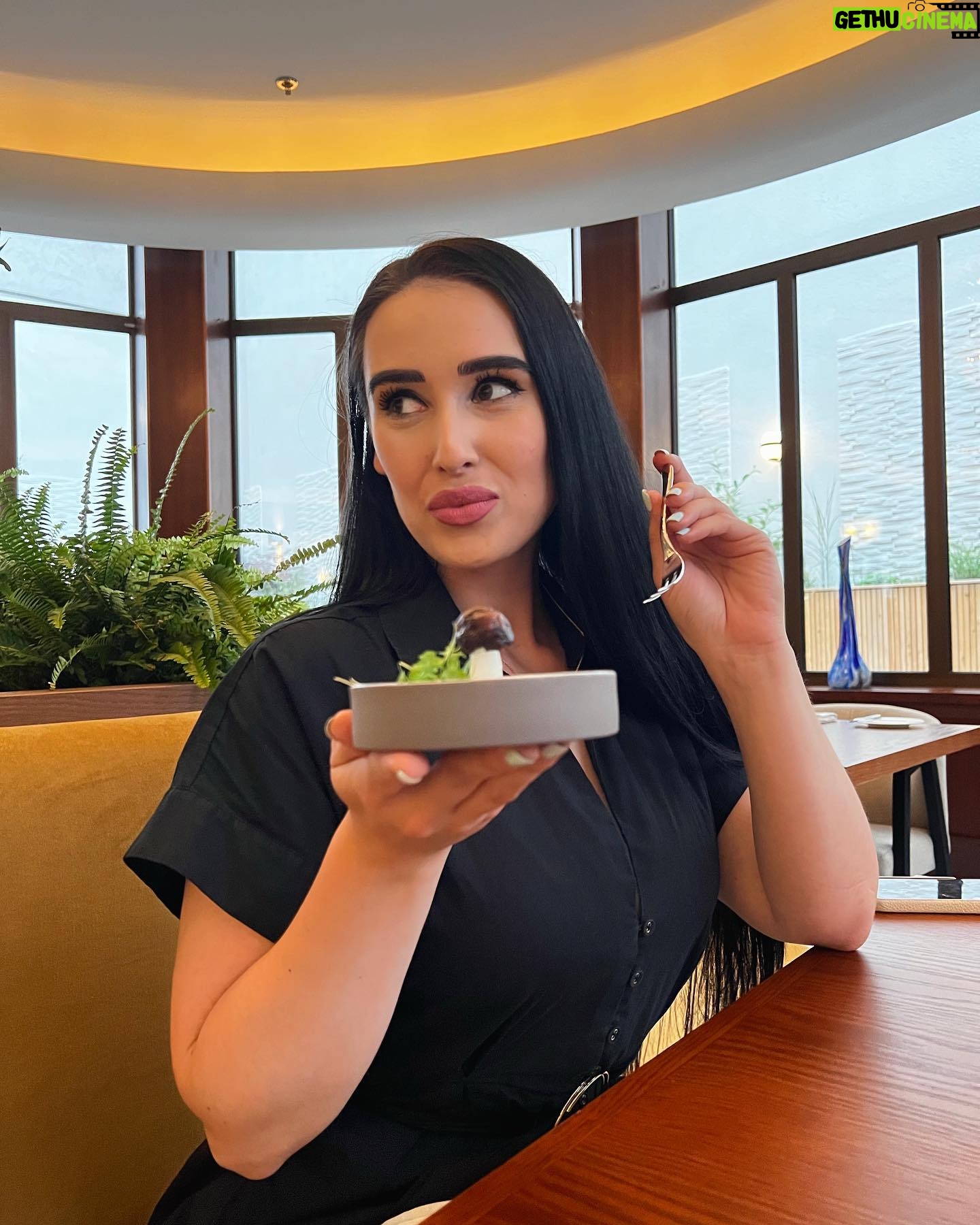 Veronika Danišová Instagram - Práve na Valentína praskajú reštaurácie vo švíkoch😁Vyrážate niekde?😜 Napríklad ja,by som chcela určite v dohľadnej dobe vyskúšat novú Marie B💚 #jedlo #nebesky #tipy