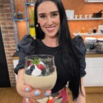 Veronika Danišová Instagram – Víkendový JEDNODUCHÝ RECEPT❤️skúste ho tiež☕️🌸

Kávová panna cotta s pusinkami a kakaovou drobenkou

Pusinky
 
200g cukru krupice
100g bílků
 
Cukr a vejce vymícháme nad vodní lázni až do rozpuštění cukru, pak směs vložíme do robotu a šleháme do tuha cca 6 minut na maximum. Za pomoci cukrářského sáčku tvoříme pusinky na plech, které sušíme na 80 stupních cca 2 hodiny.
Pracujeme rychle, sníh má tendenci řídnout.

Kávová panna cotta (3 sklenice) 
 
300g Smetana 33%
50g Třtinový cukr
3 plátky želatina
150g kávový likér (napr.Baileys)
 
Kakaová drobenka
 
100g Polohrubá mouka
50g Máslo
40g Cukr krupice
1 PL Kakao (napr.černé)
 
  zdobení : čerstvé ovoce
 
Postup:
 
Želatinu zalijeme studenou vodou a necháme naboptnat. V rendlíku zahřejeme smetanu, likér a smetanu, dokud to neprojde varem. Za stálého míchání přidáme vymačkanou želatinu a mícháme dokud se ve směsi nerozpustí. Ihned naléváme do požadované skleničky. Pokud se chceme zbavit bublinek na povrchu, přejedeme ji lehce flamobovací pistolí. Necháme zachladit cca 5 hodin v chladničce. Kakaovou zemi si připravíme pouhým spojením všech surovin, máslo musí být v pokojové teplotě. Po spojení, drobenku přeneseme na plech s pečícím papírem a pečeme 10 minut na 200 stupňů. Po 5 minutách drobenku promícháme aby se pekla rovnoměrně. Necháme vychladit. Následně panna cottu zdobíme podle chuti ovocem a pusinami. 

#pecemenebesky #nebesky #snidane #pannacotta 
@snidanesnovou