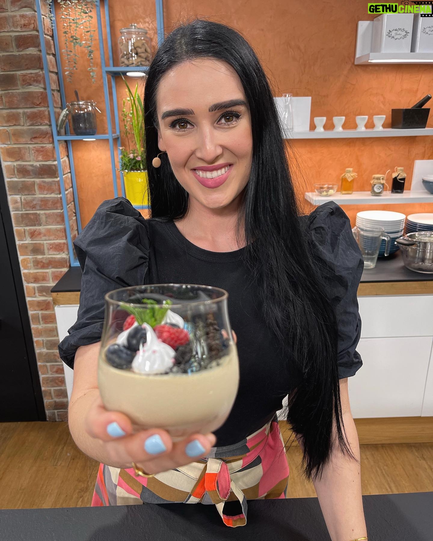 Veronika Danišová Instagram - Víkendový JEDNODUCHÝ RECEPT❤️skúste ho tiež☕️🌸 Kávová panna cotta s pusinkami a kakaovou drobenkou Pusinky 200g cukru krupice 100g bílků Cukr a vejce vymícháme nad vodní lázni až do rozpuštění cukru, pak směs vložíme do robotu a šleháme do tuha cca 6 minut na maximum. Za pomoci cukrářského sáčku tvoříme pusinky na plech, které sušíme na 80 stupních cca 2 hodiny. Pracujeme rychle, sníh má tendenci řídnout. Kávová panna cotta (3 sklenice) 300g Smetana 33% 50g Třtinový cukr 3 plátky želatina 150g kávový likér (napr.Baileys) Kakaová drobenka 100g Polohrubá mouka 50g Máslo 40g Cukr krupice 1 PL Kakao (napr.černé) zdobení : čerstvé ovoce Postup: Želatinu zalijeme studenou vodou a necháme naboptnat. V rendlíku zahřejeme smetanu, likér a smetanu, dokud to neprojde varem. Za stálého míchání přidáme vymačkanou želatinu a mícháme dokud se ve směsi nerozpustí. Ihned naléváme do požadované skleničky. Pokud se chceme zbavit bublinek na povrchu, přejedeme ji lehce flamobovací pistolí. Necháme zachladit cca 5 hodin v chladničce. Kakaovou zemi si připravíme pouhým spojením všech surovin, máslo musí být v pokojové teplotě. Po spojení, drobenku přeneseme na plech s pečícím papírem a pečeme 10 minut na 200 stupňů. Po 5 minutách drobenku promícháme aby se pekla rovnoměrně. Necháme vychladit. Následně panna cottu zdobíme podle chuti ovocem a pusinami. #pecemenebesky #nebesky #snidane #pannacotta @snidanesnovou