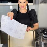 Veronika Danišová Instagram - ⭐️Jednoduchý trik a recept na neobyčajnú roládu SÚŤAŽ o 3 balíčky obsahujúce: 900g Nutella, Nutella Biscuits a Nutella sveter😍⭐️ SÚŤAŽ: Napíšte mi sem do KOMENTÁRU, aký recept s pomazánkou Nutella pripravujete vy, alebo aký recept by ste chceli pripraviť, inšpirovať sa môžete na ich webe nutella.com 🍴🍰 ❤️❤️V NEDEĽU 10.12. vyžrebujeme 3 z vás a balíček pošleme❤️❤️ RECEPT👇🏻 (s cestom sa pracuje perfektne a celý dezert máte do max. hodinky na stole) Kreslenie: 21g bielok 21g hladká múka 21g práškový cukor 21g povolené maslo Gelová farba V miske všetky ingrediencie spojíme, ofarbíme a vložíme do cukrárskeho sáčku. Podľa predlohy kreslíme na pečiaci papier ľubovolné vzory, následne to dáme celé do chladničky na 30min. Odporúčam plech o veľkosti cca 30x25. Roláda: 4 vajíčka 100g krupicového cukru 100g hladkej múky 1 čl kypriaceho prášku Náplň: Pomazánka Nutella Čerstvé maliny Vajce a krupicový cukor vyšlahajte do peny, trvá to cca 5 min na vysokej intenzite, nebojte nedá sa to prešlahať. Potom do zmesy ručne zapracujte hladkú múku a kypriaci prášok. Cesto vylejeme na plech s nakreslenými vzormi a zarovnáme stierkou. Plech vložíme do trúby predohriatej na 200 stupňov a pečieme cca 8-10 min. Roládu okamžite vyklopíme na pomúčnenú handru a zarolujeme. Následne vychladenú plníme s pomazánkou Nutella malinami a zarolujeme späť🫶🏻 @nutellaczsk #NutellaVanoce #Nutella #Nutellawithlove #spoluprace
