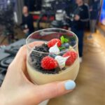 Veronika Danišová Instagram – Víkendový JEDNODUCHÝ RECEPT❤️skúste ho tiež☕️🌸

Kávová panna cotta s pusinkami a kakaovou drobenkou

Pusinky
 
200g cukru krupice
100g bílků
 
Cukr a vejce vymícháme nad vodní lázni až do rozpuštění cukru, pak směs vložíme do robotu a šleháme do tuha cca 6 minut na maximum. Za pomoci cukrářského sáčku tvoříme pusinky na plech, které sušíme na 80 stupních cca 2 hodiny.
Pracujeme rychle, sníh má tendenci řídnout.

Kávová panna cotta (3 sklenice) 
 
300g Smetana 33%
50g Třtinový cukr
3 plátky želatina
150g kávový likér (napr.Baileys)
 
Kakaová drobenka
 
100g Polohrubá mouka
50g Máslo
40g Cukr krupice
1 PL Kakao (napr.černé)
 
  zdobení : čerstvé ovoce
 
Postup:
 
Želatinu zalijeme studenou vodou a necháme naboptnat. V rendlíku zahřejeme smetanu, likér a smetanu, dokud to neprojde varem. Za stálého míchání přidáme vymačkanou želatinu a mícháme dokud se ve směsi nerozpustí. Ihned naléváme do požadované skleničky. Pokud se chceme zbavit bublinek na povrchu, přejedeme ji lehce flamobovací pistolí. Necháme zachladit cca 5 hodin v chladničce. Kakaovou zemi si připravíme pouhým spojením všech surovin, máslo musí být v pokojové teplotě. Po spojení, drobenku přeneseme na plech s pečícím papírem a pečeme 10 minut na 200 stupňů. Po 5 minutách drobenku promícháme aby se pekla rovnoměrně. Necháme vychladit. Následně panna cottu zdobíme podle chuti ovocem a pusinami. 

#pecemenebesky #nebesky #snidane #pannacotta 
@snidanesnovou