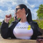 Veronika Danišová Instagram – Už je to skoro rok čo mám po boku silného partnera akým je  @opel_cz a môžem tak plniť svoje každodenné povinnosti s ľahkosťou. Opel Astra ma každý deň bezpečne presúva do roboty, presťahovala ma, robí mi radosť a hlavne je to hybrid – čiže tichá zlatá kráska čo zaparkuje na modrej s prehľadom❤️ ďakujem celému teamu @opel_cz za váš prístup a všetko okolo❤️ #nebesky #opel #opelcz #spoluprace #teamopel #Astra