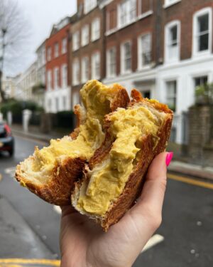 Veronika Danišová Instagram - London #photodump🍴
Moje mini tipy na jedlo: 
@neat.burger 100% vegan burgers 
@sketchlondon top dizajn, téma   🍴
@philippe_conticini_uk viral supreme croissant
@japancentre mochi   sushi   wagyu
@maitrechoux worldwide known éclairs 
@popsfishnchips tradičný fish n chips
