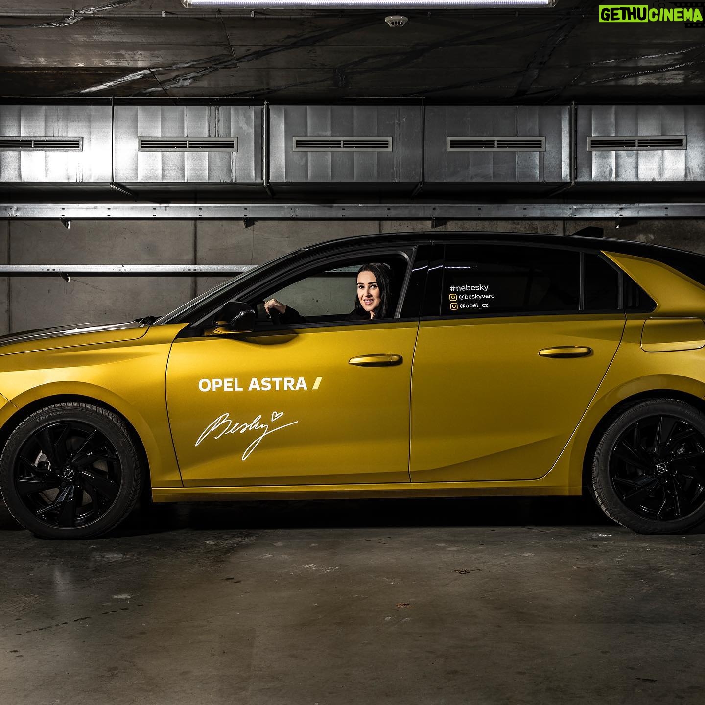 Veronika Danišová Instagram - Už je to skoro rok čo mám po boku silného partnera akým je @opel_cz a môžem tak plniť svoje každodenné povinnosti s ľahkosťou. Opel Astra ma každý deň bezpečne presúva do roboty, presťahovala ma, robí mi radosť a hlavne je to hybrid - čiže tichá zlatá kráska čo zaparkuje na modrej s prehľadom❤️ ďakujem celému teamu @opel_cz za váš prístup a všetko okolo❤️ #nebesky #opel #opelcz #spoluprace #teamopel #Astra