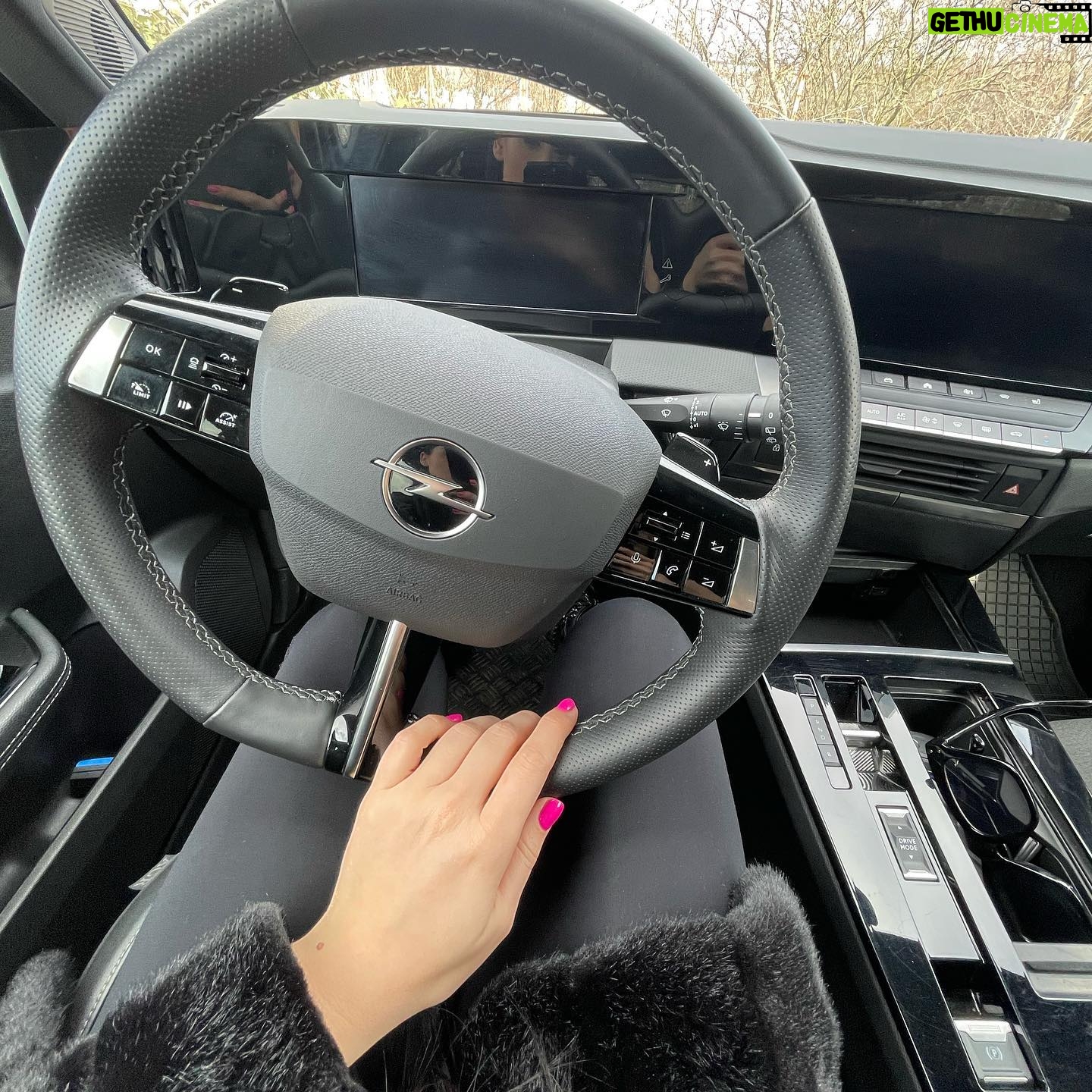 Veronika Danišová Instagram - Už je to skoro rok čo mám po boku silného partnera akým je @opel_cz a môžem tak plniť svoje každodenné povinnosti s ľahkosťou. Opel Astra ma každý deň bezpečne presúva do roboty, presťahovala ma, robí mi radosť a hlavne je to hybrid - čiže tichá zlatá kráska čo zaparkuje na modrej s prehľadom❤️ ďakujem celému teamu @opel_cz za váš prístup a všetko okolo❤️ #nebesky #opel #opelcz #spoluprace #teamopel #Astra