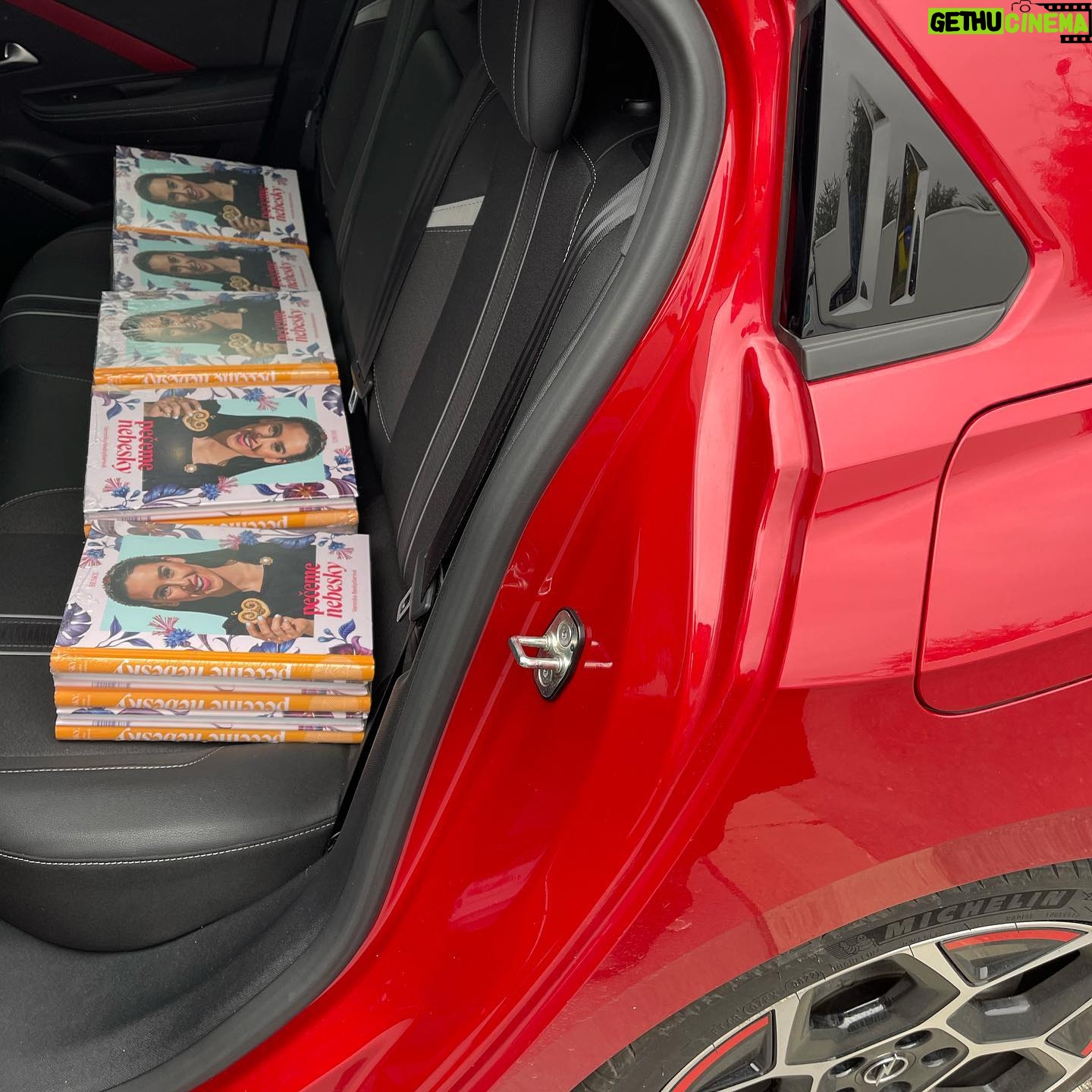 Veronika Danišová Instagram - Už je to skoro rok čo mám po boku silného partnera akým je @opel_cz a môžem tak plniť svoje každodenné povinnosti s ľahkosťou. Opel Astra ma každý deň bezpečne presúva do roboty, presťahovala ma, robí mi radosť a hlavne je to hybrid - čiže tichá zlatá kráska čo zaparkuje na modrej s prehľadom❤️ ďakujem celému teamu @opel_cz za váš prístup a všetko okolo❤️ #nebesky #opel #opelcz #spoluprace #teamopel #Astra