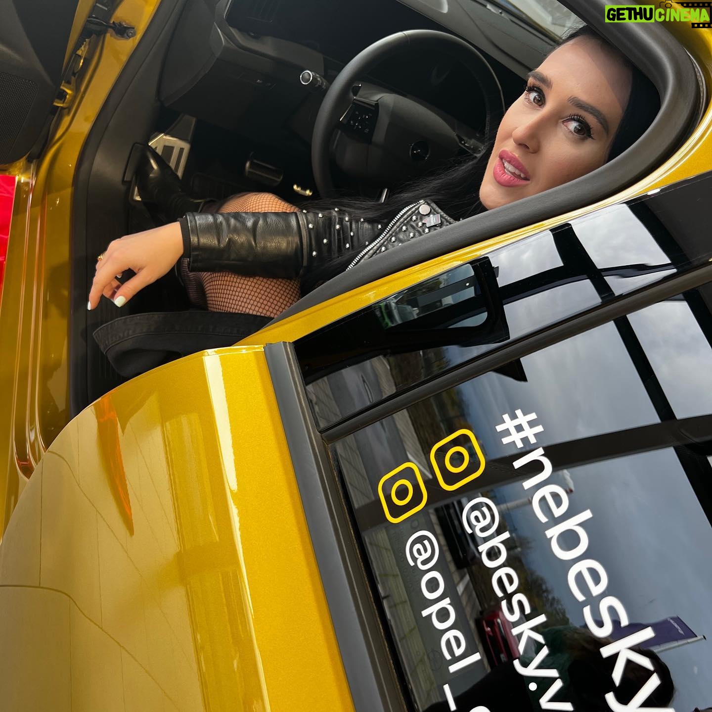 Veronika Danišová Instagram - Už je to skoro rok čo mám po boku silného partnera akým je @opel_cz a môžem tak plniť svoje každodenné povinnosti s ľahkosťou. Opel Astra ma každý deň bezpečne presúva do roboty, presťahovala ma, robí mi radosť a hlavne je to hybrid - čiže tichá zlatá kráska čo zaparkuje na modrej s prehľadom❤️ ďakujem celému teamu @opel_cz za váš prístup a všetko okolo❤️ #nebesky #opel #opelcz #spoluprace #teamopel #Astra