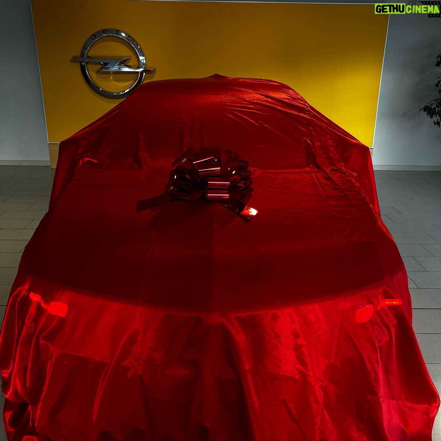 Veronika Danišová Instagram - Už je to skoro rok čo mám po boku silného partnera akým je @opel_cz a môžem tak plniť svoje každodenné povinnosti s ľahkosťou. Opel Astra ma každý deň bezpečne presúva do roboty, presťahovala ma, robí mi radosť a hlavne je to hybrid - čiže tichá zlatá kráska čo zaparkuje na modrej s prehľadom❤️ ďakujem celému teamu @opel_cz za váš prístup a všetko okolo❤️ #nebesky #opel #opelcz #spoluprace #teamopel #Astra