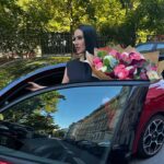 Veronika Danišová Instagram – Dnešné nečakané, ešte narodeninové, prekvapenie od @opel_cz 🎁🌹🍾 Dojalo, potešilo! Po skúšaní MOKKA mám naspäť moju čerevenú ASTRA❤️ je to už proste láska😉🤫 #nebesky #30 #spolupraca