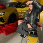 Veronika Danišová Instagram - ❤️…dojatie…ešte stále neverím, že budem jazdiť na tejto kráske… Ďakujem za skvelých ľudí v @opel_cz Ďakujem Vám, že ste mojim každodenným parťákom, že mi uľahčujete prácu a neustále presuny. Zlatá Astra #nebesky je splnený sen. Ďakujem!❤️💋 #nebesky #astra #opelcz #spoluprace