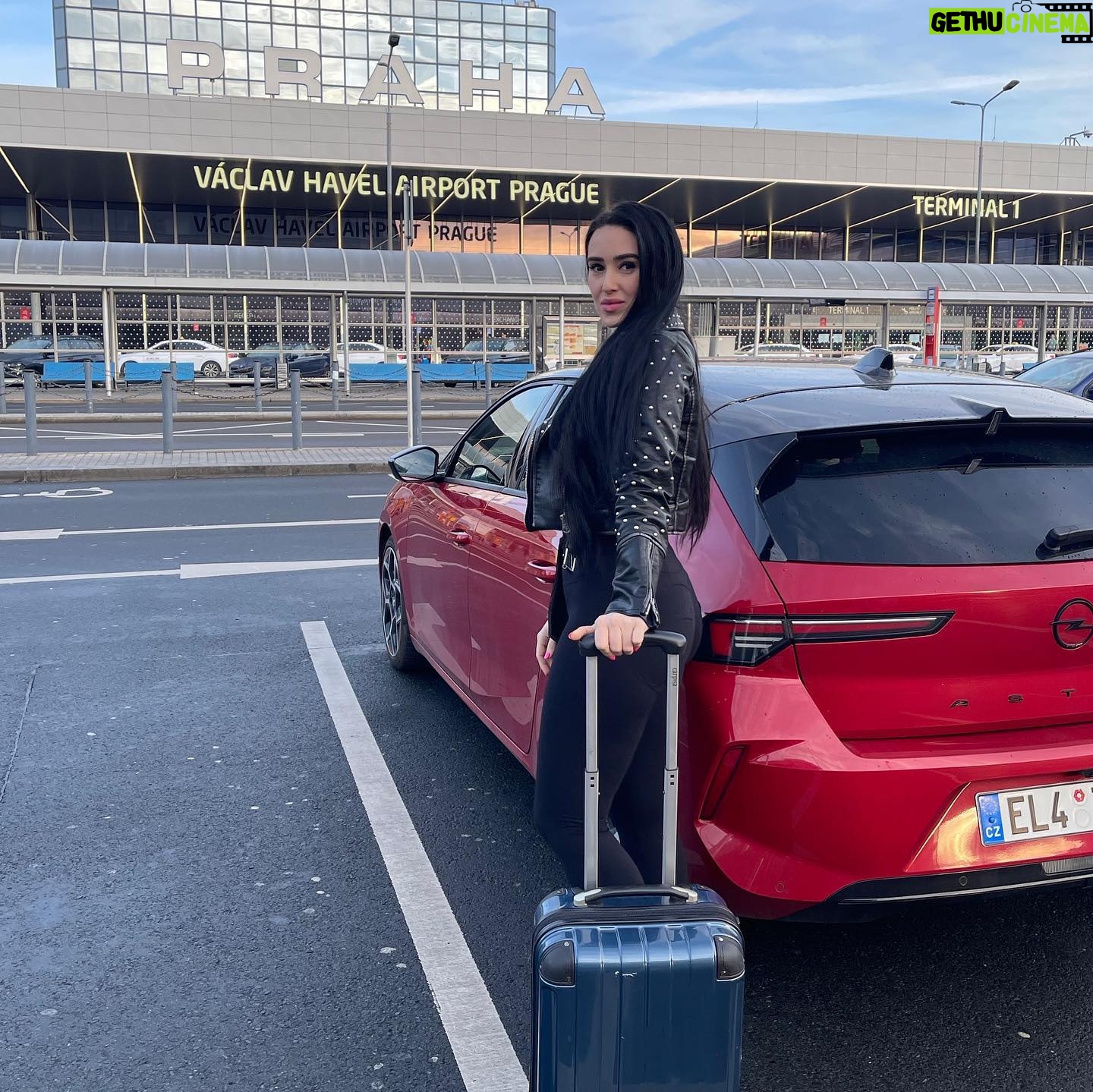 Veronika Danišová Instagram - Už je to skoro rok čo mám po boku silného partnera akým je @opel_cz a môžem tak plniť svoje každodenné povinnosti s ľahkosťou. Opel Astra ma každý deň bezpečne presúva do roboty, presťahovala ma, robí mi radosť a hlavne je to hybrid - čiže tichá zlatá kráska čo zaparkuje na modrej s prehľadom❤️ ďakujem celému teamu @opel_cz za váš prístup a všetko okolo❤️ #nebesky #opel #opelcz #spoluprace #teamopel #Astra