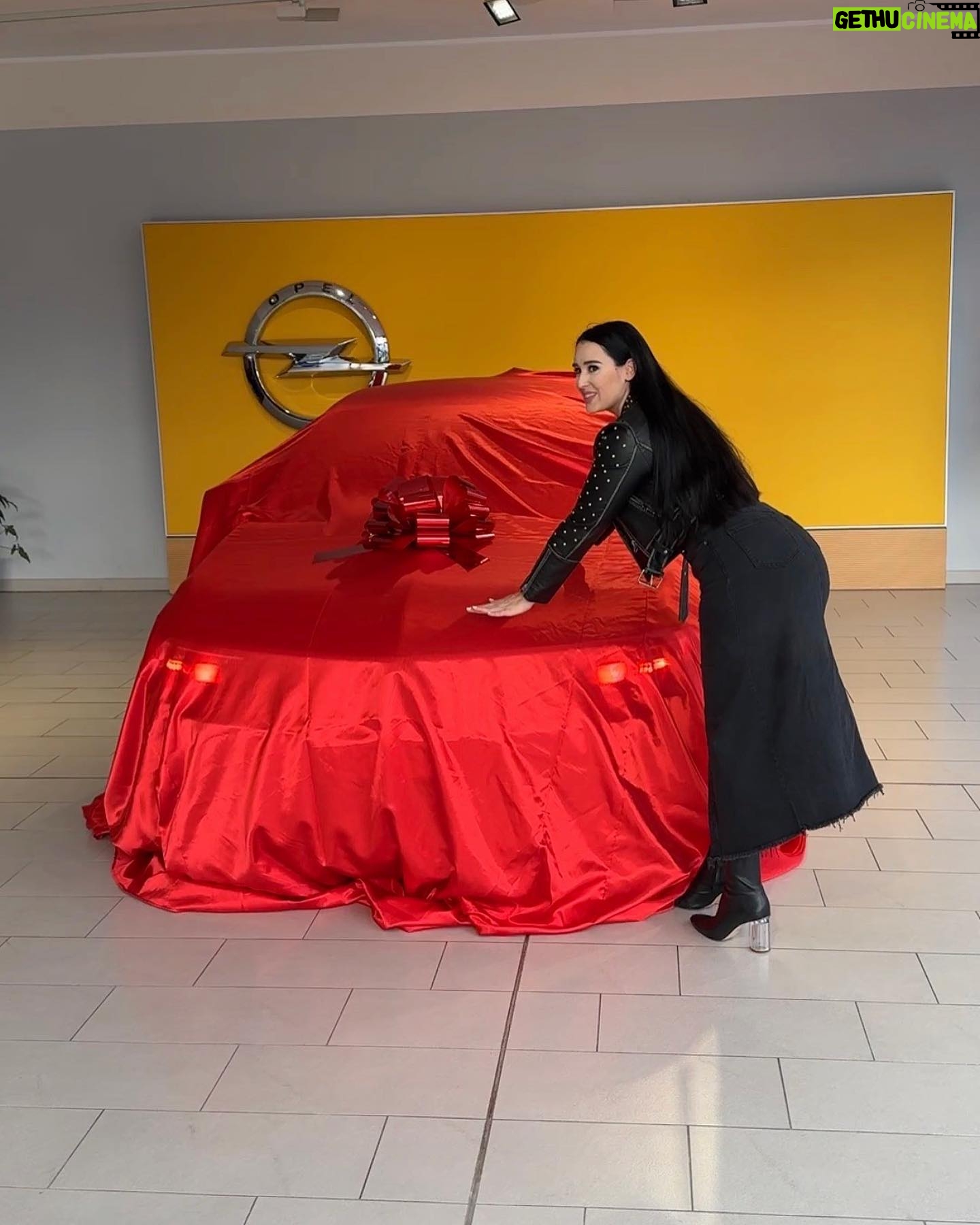 Veronika Danišová Instagram - ❤️…dojatie…ešte stále neverím, že budem jazdiť na tejto kráske… Ďakujem za skvelých ľudí v @opel_cz Ďakujem Vám, že ste mojim každodenným parťákom, že mi uľahčujete prácu a neustále presuny. Zlatá Astra #nebesky je splnený sen. Ďakujem!❤️💋 #nebesky #astra #opelcz #spoluprace