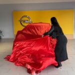 Veronika Danišová Instagram - ❤️…dojatie…ešte stále neverím, že budem jazdiť na tejto kráske… Ďakujem za skvelých ľudí v @opel_cz Ďakujem Vám, že ste mojim každodenným parťákom, že mi uľahčujete prácu a neustále presuny. Zlatá Astra #nebesky je splnený sen. Ďakujem!❤️💋 #nebesky #astra #opelcz #spoluprace