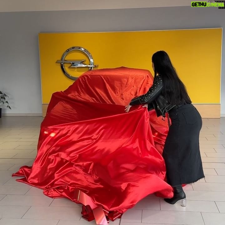 Veronika Danišová Instagram - ❤️…dojatie…ešte stále neverím, že budem jazdiť na tejto kráske… Ďakujem za skvelých ľudí v @opel_cz Ďakujem Vám, že ste mojim každodenným parťákom, že mi uľahčujete prácu a neustále presuny. Zlatá Astra #nebesky je splnený sen. Ďakujem!❤️💋 #nebesky #astra #opelcz #spoluprace