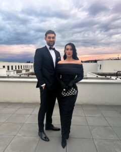 Veronika Danišová Instagram - Calm before the storm❤️‍🔥 Outfits Besky: @martina_pipkova_loudova Adam: @suitsup.cz @tvnovaofficial #bday #30letspolu