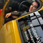 Veronika Danišová Instagram - ❤️…dojatie…ešte stále neverím, že budem jazdiť na tejto kráske… Ďakujem za skvelých ľudí v @opel_cz Ďakujem Vám, že ste mojim každodenným parťákom, že mi uľahčujete prácu a neustále presuny. Zlatá Astra #nebesky je splnený sen. Ďakujem!❤️💋 #nebesky #astra #opelcz #spoluprace