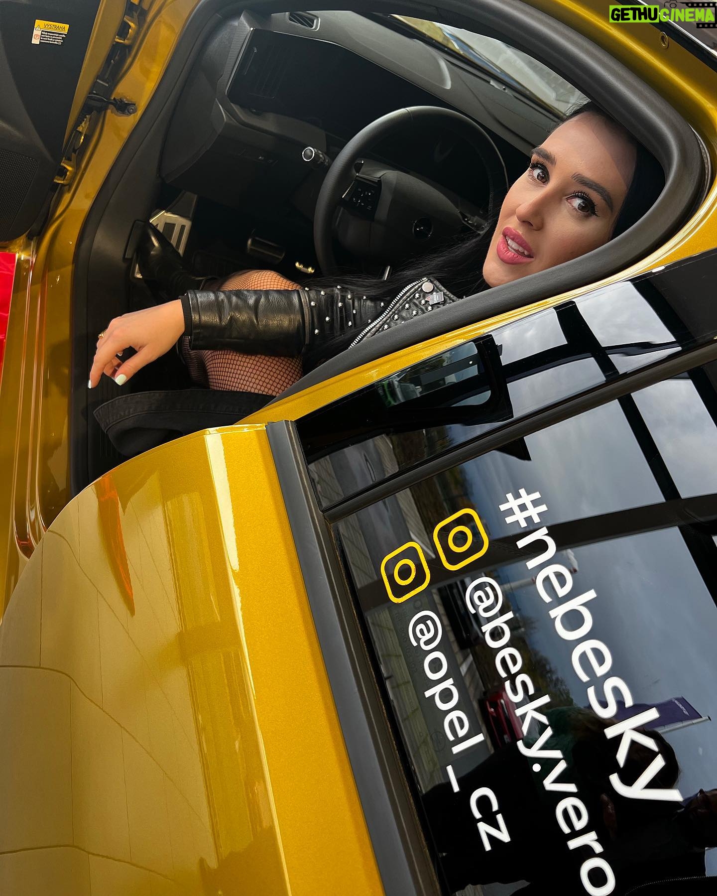 Veronika Danišová Instagram - ❤️…dojatie…ešte stále neverím, že budem jazdiť na tejto kráske… Ďakujem za skvelých ľudí v @opel_cz Ďakujem Vám, že ste mojim každodenným parťákom, že mi uľahčujete prácu a neustále presuny. Zlatá Astra #nebesky je splnený sen. Ďakujem!❤️💋 #nebesky #astra #opelcz #spoluprace