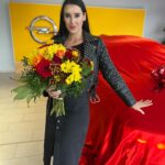 Veronika Danišová Instagram - ❤️…dojatie…ešte stále neverím, že budem jazdiť na tejto kráske… Ďakujem za skvelých ľudí v @opel_cz Ďakujem Vám, že ste mojim každodenným parťákom, že mi uľahčujete prácu a neustále presuny. Zlatá Astra #nebesky je splnený sen. Ďakujem!❤️💋 #nebesky #astra #opelcz #spoluprace