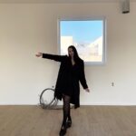 Veronika Danišová Instagram – Ako som sľúbila, tu máte PRVÚ ochutnávku, mojej vysnívanej kuchyne🥹 Keď som premýšľala, KTO vytvorí to srdce bytu a zároveň aj moje štúdio, kanceláriu a v neposlednom rade miesto, v ktorom sa tvoria zážitky a neskutočné chute, vedela som, že to budú musiet byť taliani🇮🇹Tí za mňa diktujú trendy vo svete kuchýň a nábytku všeobecne😍 A preto, som si vybrala firmu @stosacucine_official a tak som aj spoznala 2 skvelých ľudí, ktorí jej tu v ČR šéfujú @stosa_cr a ja sa naozaj neviem dočkať na výsledok našej cesty🙏🏼Momentálne sa cítim ako v hre The Sims, ktorú som ako malá zbožňovala a vedela som pri nej stráviť hodiny😁 Tvorím si svoj vlastný život a sen, ktorý pomaly ale isto naberá realitu. Na čo sa najviac teším? Na veľkorysý pracovný ostrovček, na kombinovanú varnú dosku indukcia plyn, na šuflíky s organizérmi a UV svetlom, ktoré dezinfikuje a na to aké skvelé recepty a pravidelný content tu budem môcť tvoriť pre vás!❤️Momentálne nás čaká príprava na inštaláciu kuchyne, ktorá je vo výrobe 🙏🏼🚨Takže elektrikári, plynári, sadrokartonári a podlahári píšte, budem len rada! 💡🔨 #nebesky #nebeskyprojekt #kuchyn #stosacucine #stosa #stosa #sen