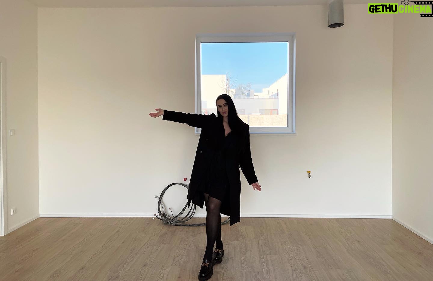 Veronika Danišová Instagram - Ako som sľúbila, tu máte PRVÚ ochutnávku, mojej vysnívanej kuchyne🥹 Keď som premýšľala, KTO vytvorí to srdce bytu a zároveň aj moje štúdio, kanceláriu a v neposlednom rade miesto, v ktorom sa tvoria zážitky a neskutočné chute, vedela som, že to budú musiet byť taliani🇮🇹Tí za mňa diktujú trendy vo svete kuchýň a nábytku všeobecne😍 A preto, som si vybrala firmu @stosacucine_official a tak som aj spoznala 2 skvelých ľudí, ktorí jej tu v ČR šéfujú @stosa_cr a ja sa naozaj neviem dočkať na výsledok našej cesty🙏🏼Momentálne sa cítim ako v hre The Sims, ktorú som ako malá zbožňovala a vedela som pri nej stráviť hodiny😁 Tvorím si svoj vlastný život a sen, ktorý pomaly ale isto naberá realitu. Na čo sa najviac teším? Na veľkorysý pracovný ostrovček, na kombinovanú varnú dosku indukcia plyn, na šuflíky s organizérmi a UV svetlom, ktoré dezinfikuje a na to aké skvelé recepty a pravidelný content tu budem môcť tvoriť pre vás!❤️Momentálne nás čaká príprava na inštaláciu kuchyne, ktorá je vo výrobe 🙏🏼🚨Takže elektrikári, plynári, sadrokartonári a podlahári píšte, budem len rada! 💡🔨 #nebesky #nebeskyprojekt #kuchyn #stosacucine #stosa #stosa #sen
