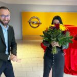 Veronika Danišová Instagram - ❤️…dojatie…ešte stále neverím, že budem jazdiť na tejto kráske… Ďakujem za skvelých ľudí v @opel_cz Ďakujem Vám, že ste mojim každodenným parťákom, že mi uľahčujete prácu a neustále presuny. Zlatá Astra #nebesky je splnený sen. Ďakujem!❤️💋 #nebesky #astra #opelcz #spoluprace