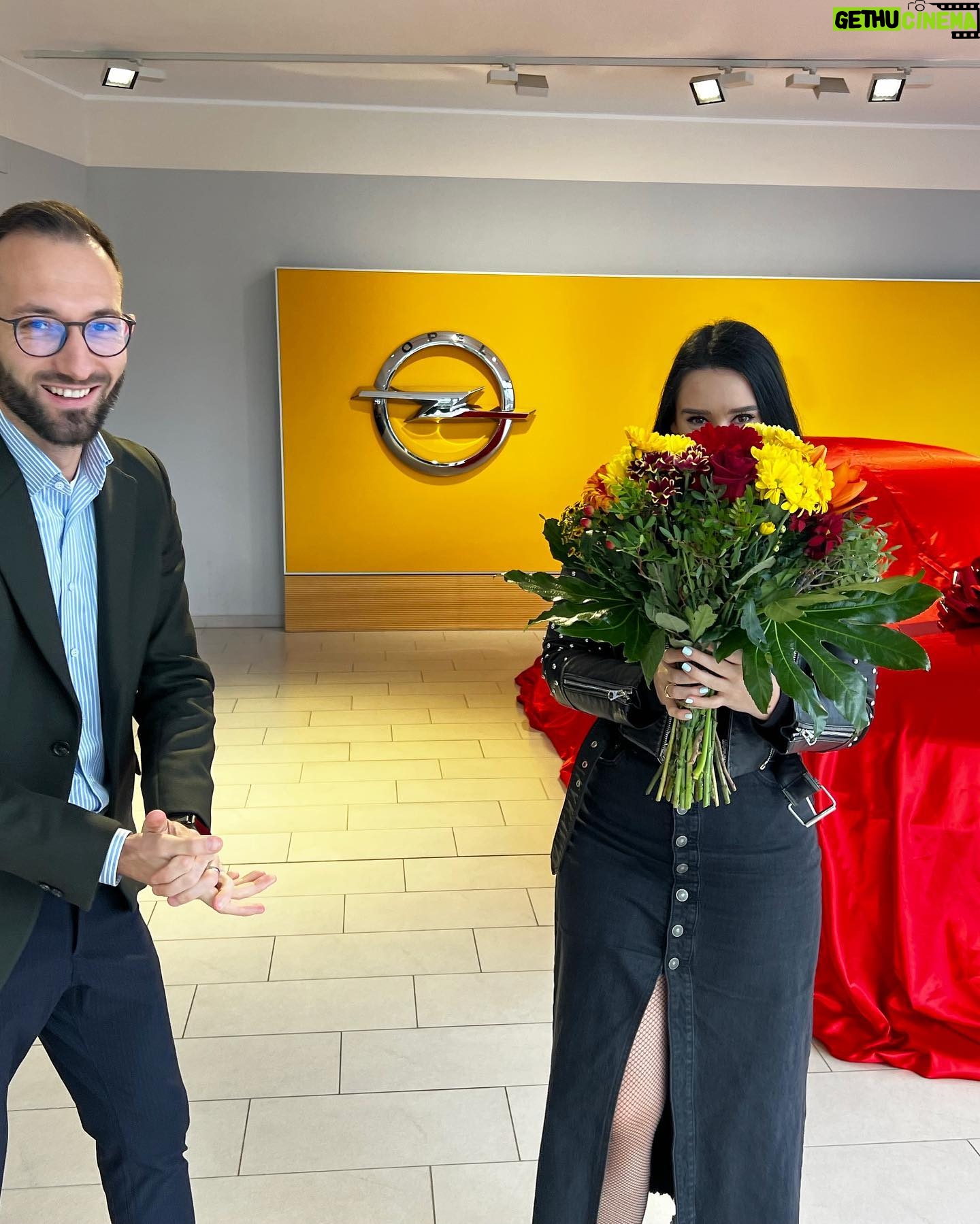 Veronika Danišová Instagram - ❤️…dojatie…ešte stále neverím, že budem jazdiť na tejto kráske… Ďakujem za skvelých ľudí v @opel_cz Ďakujem Vám, že ste mojim každodenným parťákom, že mi uľahčujete prácu a neustále presuny. Zlatá Astra #nebesky je splnený sen. Ďakujem!❤️💋 #nebesky #astra #opelcz #spoluprace