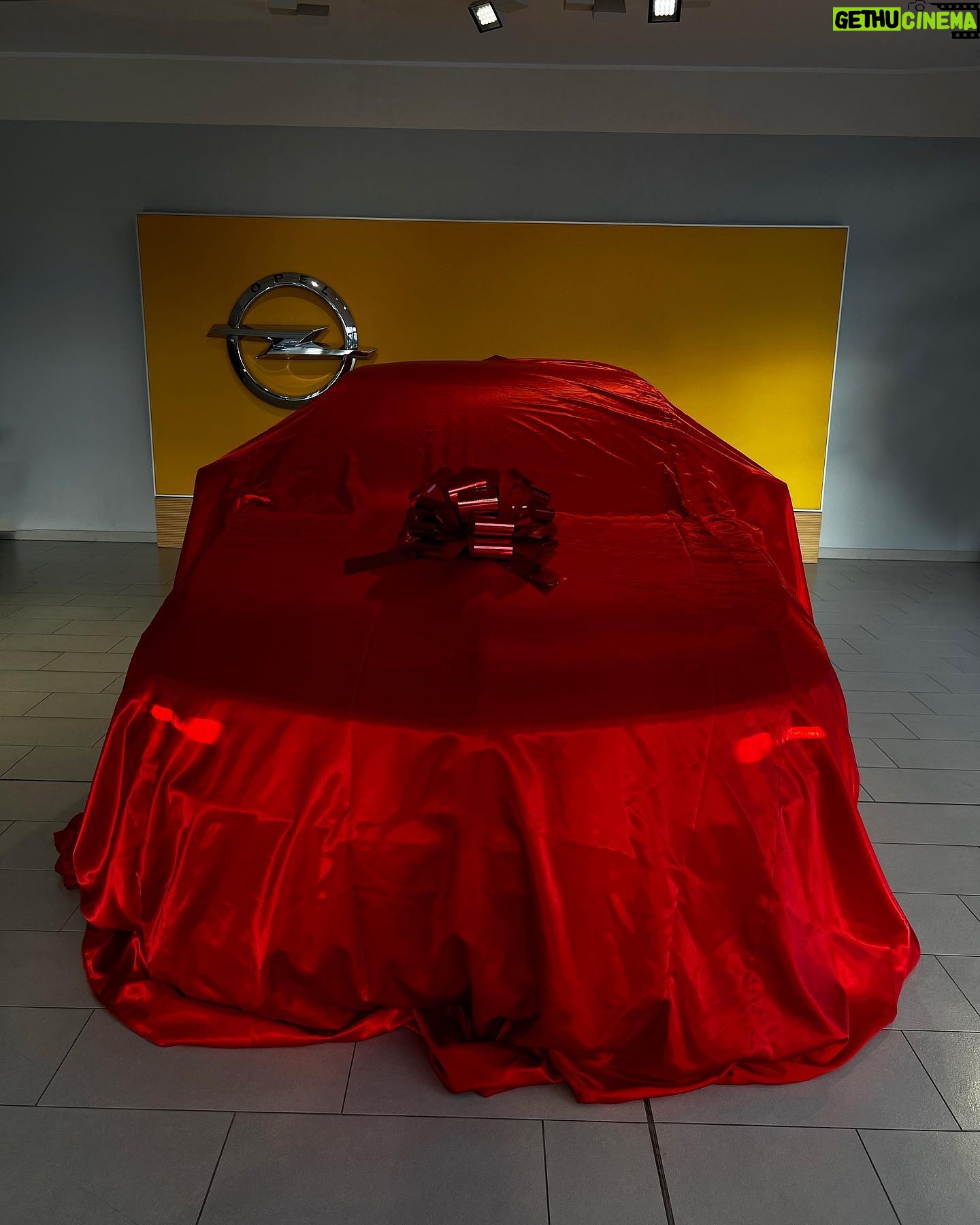 Veronika Danišová Instagram - ❤️…dojatie…ešte stále neverím, že budem jazdiť na tejto kráske… Ďakujem za skvelých ľudí v @opel_cz Ďakujem Vám, že ste mojim každodenným parťákom, že mi uľahčujete prácu a neustále presuny. Zlatá Astra #nebesky je splnený sen. Ďakujem!❤️💋 #nebesky #astra #opelcz #spoluprace