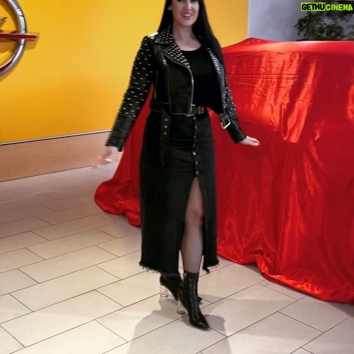 Veronika Danišová Instagram - ❤️…dojatie…ešte stále neverím, že budem jazdiť na tejto kráske… Ďakujem za skvelých ľudí v @opel_cz Ďakujem Vám, že ste mojim každodenným parťákom, že mi uľahčujete prácu a neustále presuny. Zlatá Astra #nebesky je splnený sen. Ďakujem!❤️💋 #nebesky #astra #opelcz #spoluprace