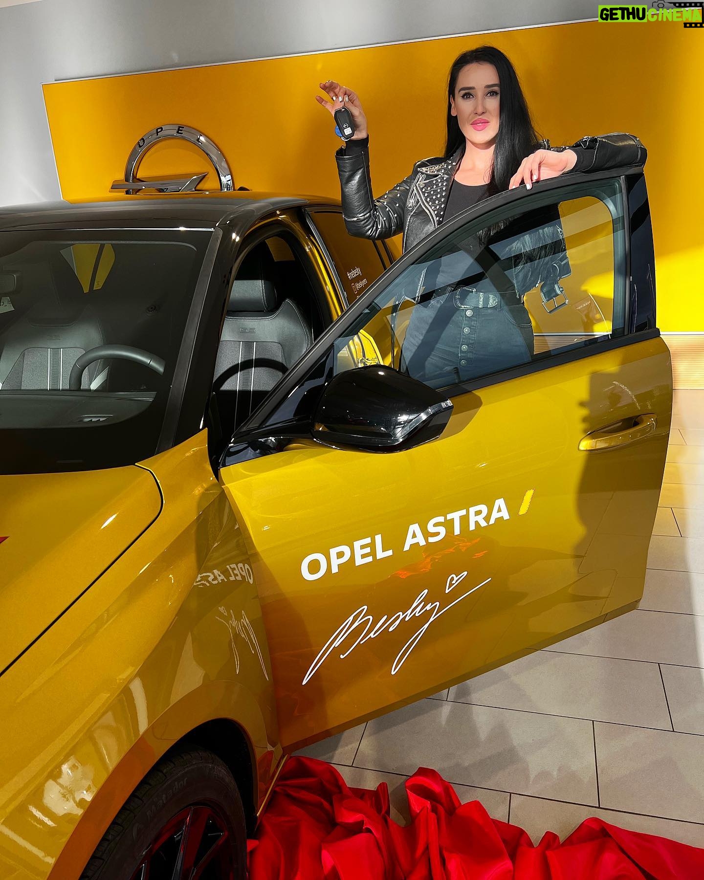 Veronika Danišová Instagram - ❤️…dojatie…ešte stále neverím, že budem jazdiť na tejto kráske… Ďakujem za skvelých ľudí v @opel_cz Ďakujem Vám, že ste mojim každodenným parťákom, že mi uľahčujete prácu a neustále presuny. Zlatá Astra #nebesky je splnený sen. Ďakujem!❤️💋 #nebesky #astra #opelcz #spoluprace
