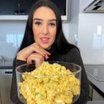 Veronika Danišová Instagram – Idem zazdieľať asi ten NAJNEPOTREBNEJŠÍ recept, pretože viem, že každý z vás má svoj vlastný😄😜!! No môžeme sa navzájom inšpirovať, mňa by napríklad veľmi zaujímalo čo do neho (ne)dávate práve vy??❤️ 

Ďaľšia krásna vec je navzájom si pomaháť a to môžete aj skrz zemiakový šalát😲

Pýtate sa ako? Čítajte dokonca…❤️

Môj recept na 🎄🥗 

2kg zemiaky typu A 
@hellmanns_czsk delikátní majonéza 
5 varených vajec 
3 malé šalotky (nadrobno nasekané)
3 uvarenej mrkvy (na skus) 
200g mrazeného hrášku (spariť) 
Kyslé uhorky 
Soľ, čierne korenie 

Zemiaky uvarte do mäkka v šupke. Po uvarení ich začnite šúpať a ešte teplé krájať na kúsky. Medzitým vajíčka uvaríme natvrdo, olúpeme a nakrájame na malé kúsky. Šalotku nakrájame nadrobno, hrášok sparíme, mrkvu nakrájame na kocky a povaríme tak aby bola stále na skus. Uhorky nakrájame nadrobno taktiež. Všetky komponenty okrem hrášku, začneme spájať s delikátní majonézou od @hellmanns_czsk a poriadne premiešame. Pridáme kus laku z uhoriek, osolíme a opepríme podľa preferecnie. Nakoniec jemne zamiešame hrášok. 

Ako pomôcť?☺️ Zdielajte fotku na story, na ktorej bude Hellmanns majonéza alebo váš výtvor z nej a označte profil @hellmanns_czsk 

Hellmanns vďaka tomu potom daruje zemiakový šalát na Vianoce rodičom a samoživiteľom😌

Zdieľať môžete napríklad aj túto fotku❤️ a majte hlavne krásny predvianočný čas🎄❤️🍴

#spoluprace #hellmanns #zemiakovysalat #Vianoce