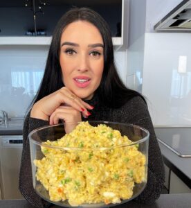 Veronika Danišová Instagram - Idem zazdieľať asi ten NAJNEPOTREBNEJŠÍ recept, pretože viem, že každý z vás má svoj vlastný😄😜!! No môžeme sa navzájom inšpirovať, mňa by napríklad veľmi zaujímalo čo do neho (ne)dávate práve vy??❤️ Ďaľšia krásna vec je navzájom si pomaháť a to môžete aj skrz zemiakový šalát😲 Pýtate sa ako? Čítajte dokonca…❤️ Môj recept na 🎄🥗 2kg zemiaky typu A @hellmanns_czsk delikátní majonéza 5 varených vajec 3 malé šalotky (nadrobno nasekané) 3 uvarenej mrkvy (na skus) 200g mrazeného hrášku (spariť) Kyslé uhorky Soľ, čierne korenie Zemiaky uvarte do mäkka v šupke. Po uvarení ich začnite šúpať a ešte teplé krájať na kúsky. Medzitým vajíčka uvaríme natvrdo, olúpeme a nakrájame na malé kúsky. Šalotku nakrájame nadrobno, hrášok sparíme, mrkvu nakrájame na kocky a povaríme tak aby bola stále na skus. Uhorky nakrájame nadrobno taktiež. Všetky komponenty okrem hrášku, začneme spájať s delikátní majonézou od @hellmanns_czsk a poriadne premiešame. Pridáme kus laku z uhoriek, osolíme a opepríme podľa preferecnie. Nakoniec jemne zamiešame hrášok. Ako pomôcť?☺️ Zdielajte fotku na story, na ktorej bude Hellmanns majonéza alebo váš výtvor z nej a označte profil @hellmanns_czsk Hellmanns vďaka tomu potom daruje zemiakový šalát na Vianoce rodičom a samoživiteľom😌 Zdieľať môžete napríklad aj túto fotku❤️ a majte hlavne krásny predvianočný čas🎄❤️🍴 #spoluprace #hellmanns #zemiakovysalat #Vianoce