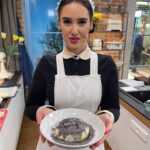 Veronika Danišová Instagram – První republika, @snidanesnovou a buchty na páře😍

Recept:

1 kostka droždí
750 ml plnotučného mléka 
5PL cukr krupice
1 kg polohrubé mouky 
125g másla
1 vejce
Sůl

600g povidla
200g práškový cukr
300g mletého máku 
200g roztopeného másla

Kvásek : do teplého mléka 250ml přidáme 2PL cukru a rozdrobené droždí, zamícháme a necháme kynout 10 min. V míse spojíme polohrubou mouku s kváskem, zbylým mlékem, vejcem, máslem v pokojové teplotě, cukrem a solí. Těsto bude řidký, nepřidáváme však mouku a mícháme dál. Po vypracovaní bude mít správnou konzistenci. Dáme kynout na 60 min. Těsto vyndáme, přeložíme a necháme ještě kynout na pár minut. Pak vyválíme na tloušťku 0,5 cm a nakrojíme na 7x7cm velké čtverce, které naplníme povidly. Čtverce spojíme v kuličky, které vyválíme v polohrubé mouce. Necháme kynout ještě 5minut. V hrnci máme vodu do max.1/4 s utěrkou uchycenou špagátem, když voda vře na utěrku položíme buchty a přiklopíme druhým hrncem/pokličkou, necháme pařit 10-12 min. Servírujeme s roztopeným máslem, cukrem, mákem… #nebesky