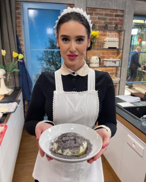Veronika Danišová Instagram - První republika, @snidanesnovou a buchty na páře😍

Recept:

1 kostka droždí
750 ml plnotučného mléka 
5PL cukr krupice
1 kg polohrubé mouky 
125g másla
1 vejce
Sůl

600g povidla
200g práškový cukr
300g mletého máku 
200g roztopeného másla

Kvásek : do teplého mléka 250ml přidáme 2PL cukru a rozdrobené droždí, zamícháme a necháme kynout 10 min. V míse spojíme polohrubou mouku s kváskem, zbylým mlékem, vejcem, máslem v pokojové teplotě, cukrem a solí. Těsto bude řidký, nepřidáváme však mouku a mícháme dál. Po vypracovaní bude mít správnou konzistenci. Dáme kynout na 60 min. Těsto vyndáme, přeložíme a necháme ještě kynout na pár minut. Pak vyválíme na tloušťku 0,5 cm a nakrojíme na 7x7cm velké čtverce, které naplníme povidly. Čtverce spojíme v kuličky, které vyválíme v polohrubé mouce. Necháme kynout ještě 5minut. V hrnci máme vodu do max.1/4 s utěrkou uchycenou špagátem, když voda vře na utěrku položíme buchty a přiklopíme druhým hrncem/pokličkou, necháme pařit 10-12 min. Servírujeme s roztopeným máslem, cukrem, mákem… #nebesky