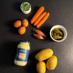 Veronika Danišová Instagram – Idem zazdieľať asi ten NAJNEPOTREBNEJŠÍ recept, pretože viem, že každý z vás má svoj vlastný😄😜!! No môžeme sa navzájom inšpirovať, mňa by napríklad veľmi zaujímalo čo do neho (ne)dávate práve vy??❤️ 

Ďaľšia krásna vec je navzájom si pomaháť a to môžete aj skrz zemiakový šalát😲

Pýtate sa ako? Čítajte dokonca…❤️

Môj recept na 🎄🥗 

2kg zemiaky typu A 
@hellmanns_czsk delikátní majonéza 
5 varených vajec 
3 malé šalotky (nadrobno nasekané)
3 uvarenej mrkvy (na skus) 
200g mrazeného hrášku (spariť) 
Kyslé uhorky 
Soľ, čierne korenie 

Zemiaky uvarte do mäkka v šupke. Po uvarení ich začnite šúpať a ešte teplé krájať na kúsky. Medzitým vajíčka uvaríme natvrdo, olúpeme a nakrájame na malé kúsky. Šalotku nakrájame nadrobno, hrášok sparíme, mrkvu nakrájame na kocky a povaríme tak aby bola stále na skus. Uhorky nakrájame nadrobno taktiež. Všetky komponenty okrem hrášku, začneme spájať s delikátní majonézou od @hellmanns_czsk a poriadne premiešame. Pridáme kus laku z uhoriek, osolíme a opepríme podľa preferecnie. Nakoniec jemne zamiešame hrášok. 

Ako pomôcť?☺️ Zdielajte fotku na story, na ktorej bude Hellmanns majonéza alebo váš výtvor z nej a označte profil @hellmanns_czsk 

Hellmanns vďaka tomu potom daruje zemiakový šalát na Vianoce rodičom a samoživiteľom😌

Zdieľať môžete napríklad aj túto fotku❤️ a majte hlavne krásny predvianočný čas🎄❤️🍴

#spoluprace #hellmanns #zemiakovysalat #Vianoce