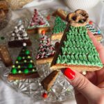 Veronika Danišová Instagram – Minule sme tu mali super odozvy na písané-statické recepty, tak skúsime ďaľší❤️ 🎄Kreatívne “cukroví” alebo nepečené STROMČEKY🎄…samozrejme ich môžete nakrájať aj ako malé stromčeky na jeden hryz🤤

Suroviny: 

210g arašídové maslo hladké
100g praclíky (Mixit preclíky – perníkové koření)
140g vločky (Mixit creamy oats)
70g lieskové orechy (Mixit pražené líškové ořechy)
170g ryžový alebo kukuričný sirup alebo med
80g mletý hnedý cukor

Postup:
Cukor a sirup/med dáme spolu zahriať do hrnca a miešame až do úplného spojenia a jemného zabublania, následne pridáme arašídové maslo a všetko premiešame až do jednotnej hmoty. Praclíky rozmixujeme nahrubo a lieskové orechy nakrájame nahrubo. Vločky, orechy, praclíky spojíme a zalejeme rozohriatou tekutinou. Plech o veľkosti 20x20cm vystelieme pečiacim papierom a hmotu roztlačíme po celom obsahu plechu. Doporučujem pracovať v gumených rukaviciach. Pekne to zahladíme a dáme na chvíľku do chladničky cca 20min. Pripravíme polevu. 

Poleva:

180g čokoláda (70%)
100g arašidové maslo 

Všetko spolu rozohriať vo vodnej lázni a naliať na schladnutý základ. Následne vložiť do mrazáku na cca 25-30 min a krájať na trojuhelníky. POZOR nenechávajte to mraziť/chladiť príliš dlho, čokoláda by mohla praskať alebo by sa vám to potom porcovalo ohromne ťažko. Stačí zachladiť tak, aby bol vrch na dotyk pevný. 

Kresba: 
Klasická cukrová poleva

1 bielok
200g preosiaty práškový cukor 
cca 1PL citrónovej šťavy 

Všetko vymiešať šlahacím nástavcom do požadovanej tuhšej konzistencie, vložiť do sáčku a zdobiť. 

Zdobenie: praclíky @mix.it , cukrové guličky, sušené maliny @mix.it a čokoľvek čo vás napadne❤️

#nebesky #stromceky #pecemenebesky #sladkaspolupraca