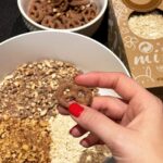 Veronika Danišová Instagram – Minule sme tu mali super odozvy na písané-statické recepty, tak skúsime ďaľší❤️ 🎄Kreatívne “cukroví” alebo nepečené STROMČEKY🎄…samozrejme ich môžete nakrájať aj ako malé stromčeky na jeden hryz🤤

Suroviny: 

210g arašídové maslo hladké
100g praclíky (Mixit preclíky – perníkové koření)
140g vločky (Mixit creamy oats)
70g lieskové orechy (Mixit pražené líškové ořechy)
170g ryžový alebo kukuričný sirup alebo med
80g mletý hnedý cukor

Postup:
Cukor a sirup/med dáme spolu zahriať do hrnca a miešame až do úplného spojenia a jemného zabublania, následne pridáme arašídové maslo a všetko premiešame až do jednotnej hmoty. Praclíky rozmixujeme nahrubo a lieskové orechy nakrájame nahrubo. Vločky, orechy, praclíky spojíme a zalejeme rozohriatou tekutinou. Plech o veľkosti 20x20cm vystelieme pečiacim papierom a hmotu roztlačíme po celom obsahu plechu. Doporučujem pracovať v gumených rukaviciach. Pekne to zahladíme a dáme na chvíľku do chladničky cca 20min. Pripravíme polevu. 

Poleva:

180g čokoláda (70%)
100g arašidové maslo 

Všetko spolu rozohriať vo vodnej lázni a naliať na schladnutý základ. Následne vložiť do mrazáku na cca 25-30 min a krájať na trojuhelníky. POZOR nenechávajte to mraziť/chladiť príliš dlho, čokoláda by mohla praskať alebo by sa vám to potom porcovalo ohromne ťažko. Stačí zachladiť tak, aby bol vrch na dotyk pevný. 

Kresba: 
Klasická cukrová poleva

1 bielok
200g preosiaty práškový cukor 
cca 1PL citrónovej šťavy 

Všetko vymiešať šlahacím nástavcom do požadovanej tuhšej konzistencie, vložiť do sáčku a zdobiť. 

Zdobenie: praclíky @mix.it , cukrové guličky, sušené maliny @mix.it a čokoľvek čo vás napadne❤️

#nebesky #stromceky #pecemenebesky #sladkaspolupraca