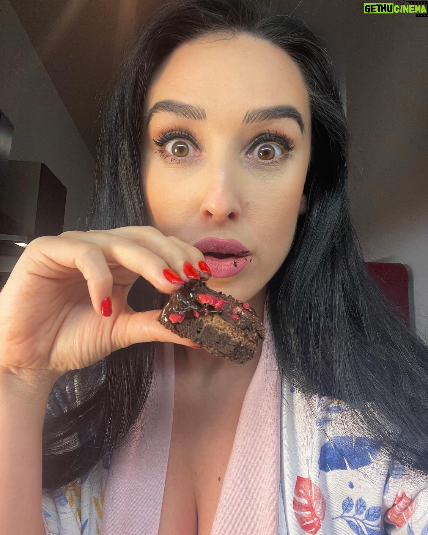 Veronika Danišová Instagram - Číta ešte vôbec niekto recepty pod fotkami? Mám pocit, že IG ovládli len REELS recepty🙈 Tak skúsme fotku📸 Ak sa vám recept👇🏻 páči, nezabudnite si ho uložiť a hodiť❤️ Recept je z mojej novej kuchařky Pečeme nebesky❤️ 🍫BEZLEPKOVÝ BROWNIE🍫 Kulatá forma o ø 20 cm 80 g másla pokojové teploty 230 g hořké čokolády 150 g cukru krupice 2 vejce v pokojové teplotě 40 g holandského kakaa 40 g kukuřičného škrobu Na posypání 50 g hořké čokolády Na ozdobu 80 g rozpuštěné čokolády hrst lyofilizovaných malin od @mix.it 1. Nejprve připravte formu na brownie a vyložte ji pečicím papírem, tak aby zakryl i okraje formy. Pokud se vám s papírem nepracuje dobře, zmačkejte ho do kuličky a znovu rozbalte. Bude poddajnější a tvárnější a už se vám s ním bude pracovat lépe. 2. Máslo a čokoládu dejte do nerezové misky a zahřejte ve vodní lázni − misku umístěte nad hrnec s horkou vodou tak, aby se nedotýkala vody, a míchejte tak dlouho, až suroviny změknou a spojí se v krém. Odstavte, přidejte do směsi cukr. Ručním šlehačem směs promíchejte a začněte postupně přimíchávat vyklepnutá vejce, následně kakao a škrob. Vymixujte tak, aby se směs důkladně spojila v konzistenci krému. 3. Krém přelijte do připravené formy a zarovnejte povrch stěrkou. Čokoládu posekejte nahrubo a nasypte rovnoměrně na povrch krému. Formu vložte do horkovzdušné trouby předehřáté na 180 °C a pečte 20−25 min. 4. Formu vyjměte z trouby a nechte zcela vystydnout. Poté zahřejte ve vodní lázni čokoládu. Jakmile je čoko povolená, zalijte ní povrch brownie a posypte rovnoměrně lyofilizovanými malinami. #nebesky #besky #brownie #recept #yum #pecemenebesky