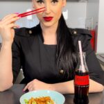 Veronika Danišová Instagram – Najobľúbenejšie jedlo! Môj recept na kúzlo a.k.a. kung pao🥢 
S týmto rýchloreceptom ohúrite za spoločným stolom každého, poďte ho skúsiť aj vy😜#Recipeformagic

Recept: 
500 g kuracích stehien
1 lyžička sódy bikarbóny
2 lyžice kukuričného škrobu 
1 lyžica vody
1-2 chilli papričky 
2 červené papriky
4 lyžice slnečnicového oleja
80 g arašídů
Soľ
Jarná cibulka

Na omáčku:
4 cm zázvoru 
2 cesnaky 
1 lyžice ryžového octa 
50 ml vody
2 lyžice sójovej omáčky
3 lyžice ryžového vína 
1 lyžička drteného korenia
1 lyžica cukru

1. Kuracie stehna nakrájajte na kúsky, dajte do misky, osolte, zasypte sódou, kukuričným škrobom, pridajte vodu, premiešajte a nechajte v chladničke 20min.
2. Pripravte omáčku, zázvor a cesnak nastrúhajte. V misce spojte ryžový ocot, vodu, sójovku, ryžové víno, korenie, cukor a zázvor s cesnakom. Zamiešajte. 
3. Chilli papričky nakrájajte nadrobno, a na rozpálenej panvici s olejom chvíľu orestujte a vyberte ich preč. Na ochutenom oleji začnite opekať kúsky kuracích stehien do zlata. Pridajte nakrájanú papriku, arašídy a zalejte to všetko pripravenou omáčkou. Redukujte do  požadovanej konzistencie, ja preferujem viac vyredukovanú omáčku, ktorá je na oko “lepivá”.
4. Podávame s ryžou, ktorú pripravíme podľa návodu, ja som použila basmati. Kung pao posypeme nakrájanou jarnou cibulkou. Dobrú chuť a nazdravie!

#receptnakuzlo #spoluprace @cocacola @cocacolaczsk