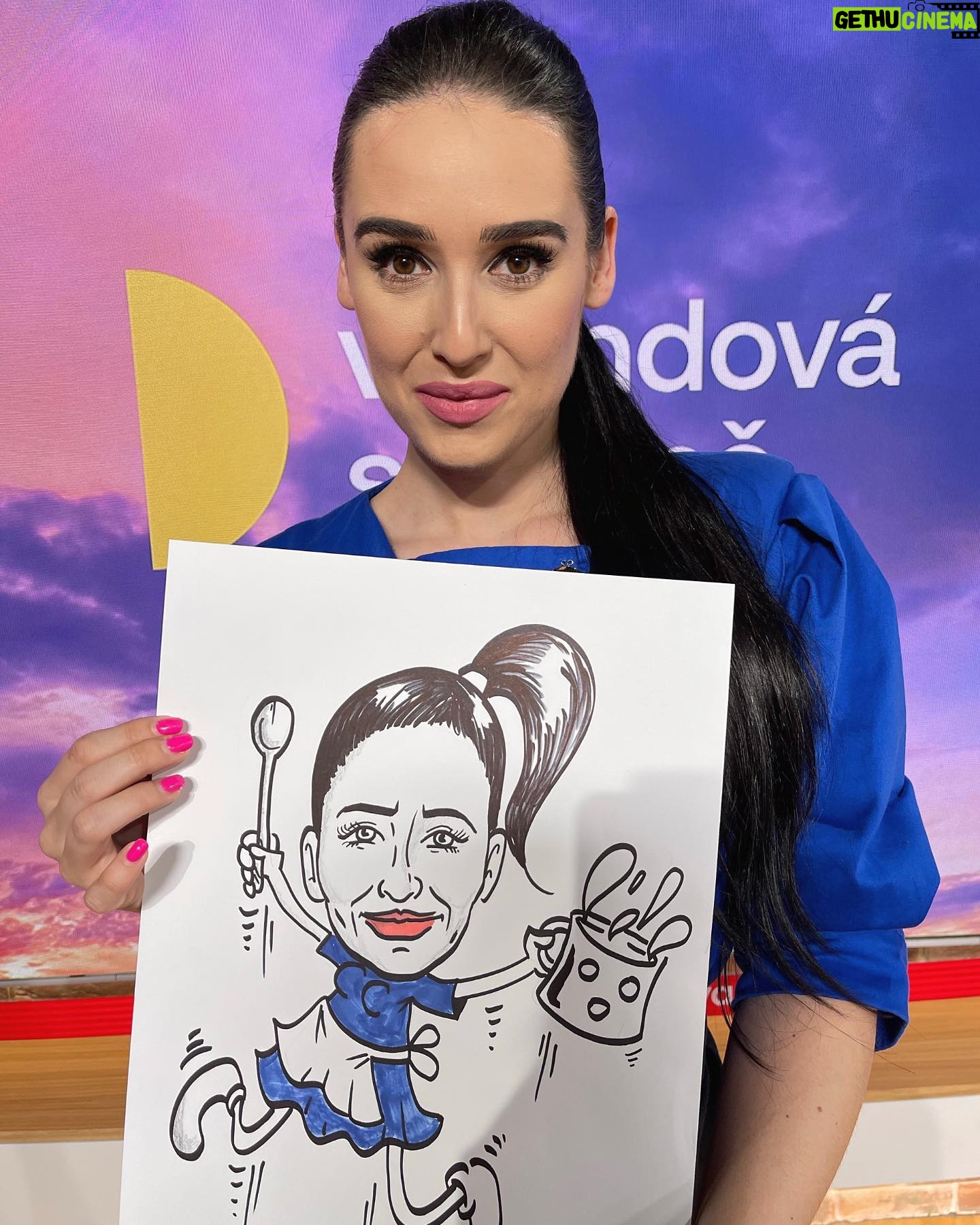 Veronika Danišová Instagram - Moja prvá karikatúra v živote!😄 Podobám sa? #nebesky #vikendovasnidane