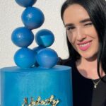 Veronika Danišová Instagram - MOLECULE CAKE - naučím to aj teba😉 Príď za mnou na kurz do @gourmetacademy.cz a vytvor takúto krásu❤️5 hodinový, nadstavbový kurz, kde prejdeme všetko od A po Z. Pýtaš sa aké sú termíny? Prvý kurz bude už 2.9 a čoskoro sa bude možné naň prihlásiť👏🏼 pre viac info ma nezabudni sledovať✅Teším sa na vás🍰🎂 #nebesky #pecemenebesky
