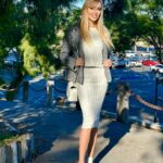 Veronika Mindal Instagram - I wonder if anyone has the feeling that time is starting to shrink and there is not enough time to do ordinary daily tasks? I’m trying to catch a moment of peace, but it turns out either a complete inconsistency of things or boredom, there’s no middle ground. . . . Outfit by @jessicasimpson Bag @dkny . . . . . #actress #model #maturemodel #singer #songwriter #Hollywood #LosAngeles #NewYork #Paris #Milan #Artist #Instagram #Instastyle #tattooedgirl #Insta #Bloomingdale #dress #mature #fashion #design #fashiondesign #macys #певица #актриса #Fashionblogger #veronikamindal
