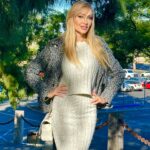 Veronika Mindal Instagram - I wonder if anyone has the feeling that time is starting to shrink and there is not enough time to do ordinary daily tasks? I’m trying to catch a moment of peace, but it turns out either a complete inconsistency of things or boredom, there’s no middle ground. . . . Outfit by @jessicasimpson Bag @dkny . . . . . #actress #model #maturemodel #singer #songwriter #Hollywood #LosAngeles #NewYork #Paris #Milan #Artist #Instagram #Instastyle #tattooedgirl #Insta #Bloomingdale #dress #mature #fashion #design #fashiondesign #macys #певица #актриса #Fashionblogger #veronikamindal