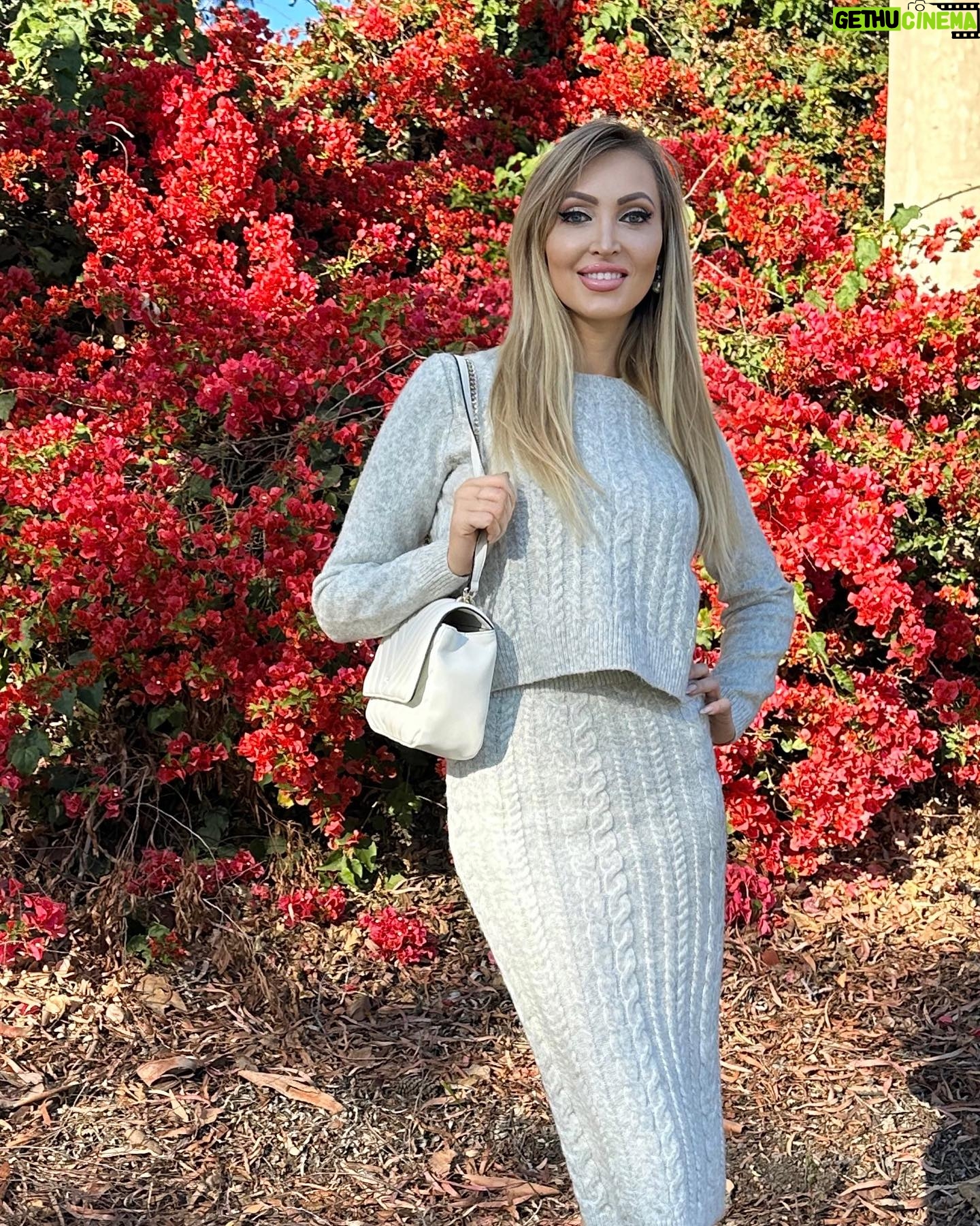 Veronika Mindal Instagram - Creating my own personal style makes my spirit sparkle. Because the true style is about expressing your individuality. Skirt& sweater suit by @jessicasimpson Bag @dkny . . actress #model #maturemodel #singer #songwriter #Hollywood #LosAngeles #NewYork #Paris #Milan #Artist #Instagram #Instastyle #tattooedgirl #Insta #Bloomingdale #dress #mature #fashion #design #fashiondesign #Interiordesign #macys #певица #актриса #Ukraine #Norstrom #Macy’s #Marshalls #fashionblogger