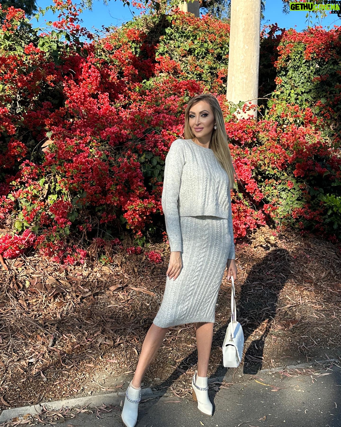 Veronika Mindal Instagram - Creating my own personal style makes my spirit sparkle. Because the true style is about expressing your individuality. Skirt& sweater suit by @jessicasimpson Bag @dkny . . actress #model #maturemodel #singer #songwriter #Hollywood #LosAngeles #NewYork #Paris #Milan #Artist #Instagram #Instastyle #tattooedgirl #Insta #Bloomingdale #dress #mature #fashion #design #fashiondesign #Interiordesign #macys #певица #актриса #Ukraine #Norstrom #Macy’s #Marshalls #fashionblogger