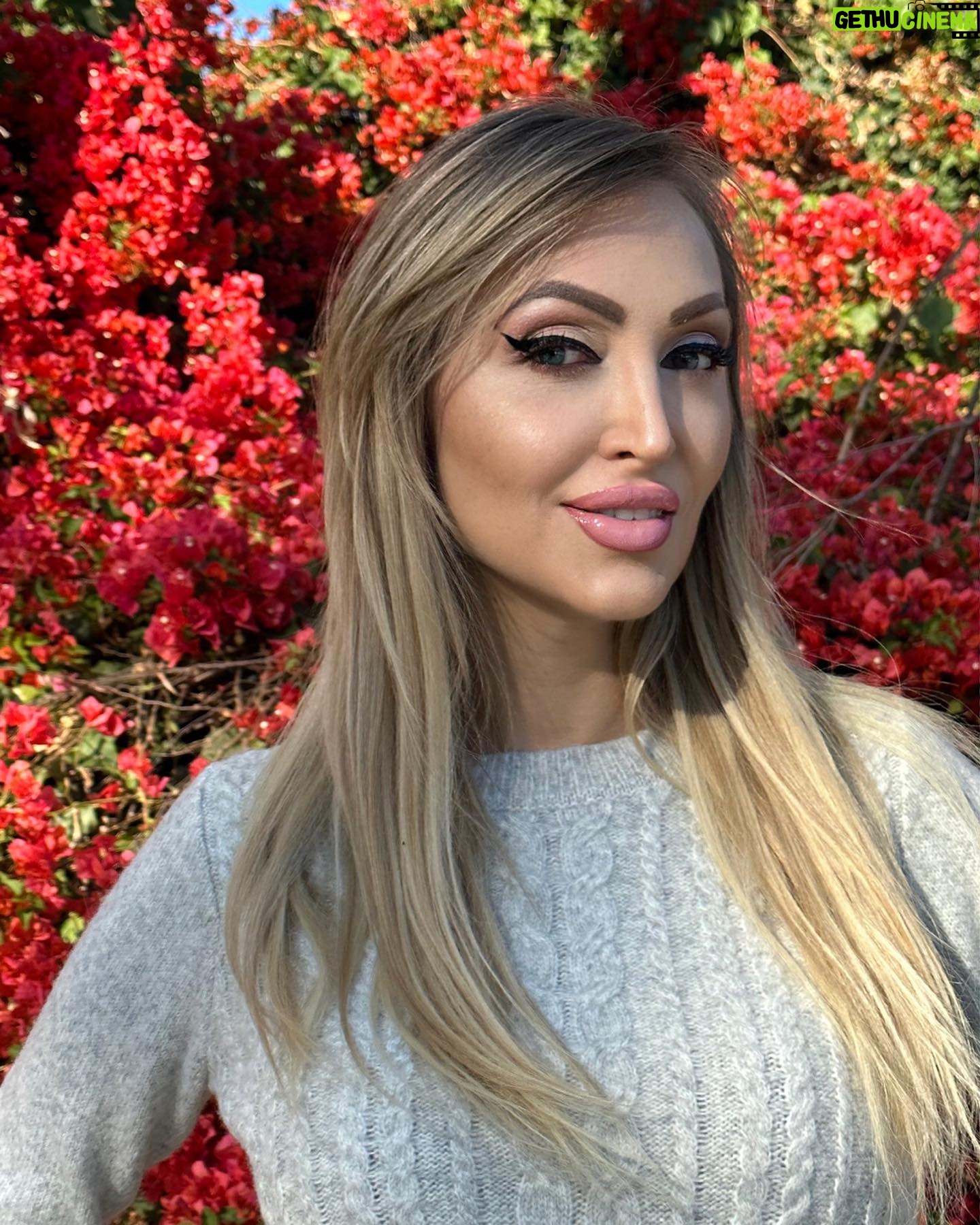 Veronika Mindal Instagram - Creating my own personal style makes my spirit sparkle. Because the true style is about expressing your individuality. Skirt& sweater suit by @jessicasimpson Bag @dkny . . actress #model #maturemodel #singer #songwriter #Hollywood #LosAngeles #NewYork #Paris #Milan #Artist #Instagram #Instastyle #tattooedgirl #Insta #Bloomingdale #dress #mature #fashion #design #fashiondesign #Interiordesign #macys #певица #актриса #Ukraine #Norstrom #Macy’s #Marshalls #fashionblogger
