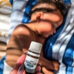 Veronika Nízlová Instagram - Tieto probiotické kvapky od BEBACARE nosíme vždy so sebou hlavne na cestách. Obsahujú kľúčový probiotický kmeň Lacticaseibacillus rhamnosus, vďaka ktorému je vhodný pri akútnych 💩 aj pri bolestiach bruška. Taktiež sa podávajú pri liečbe antibiotikami🤍🙏🏻 Dôležité upozornenie: Doplnok stravy nie je vhodný ako jediný zdroj výživy. @nestlebabyczsk #nestlebaby#bebacare#flora#spolupraca