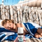 Veronika Nízlová Instagram - Tieto probiotické kvapky od BEBACARE nosíme vždy so sebou hlavne na cestách. Obsahujú kľúčový probiotický kmeň Lacticaseibacillus rhamnosus, vďaka ktorému je vhodný pri akútnych 💩 aj pri bolestiach bruška. Taktiež sa podávajú pri liečbe antibiotikami🤍🙏🏻 Dôležité upozornenie: Doplnok stravy nie je vhodný ako jediný zdroj výživy. @nestlebabyczsk #nestlebaby#bebacare#flora#spolupraca