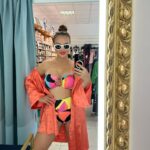 Veronika Nízlová Instagram - NOVINKA U NAS V @yvlinlevice_spodnabielizen 😈Obojstranne plavky z Kolumbie, zamilovala som si ich na prvy pohlad, daju sa nosit aj s ramienkami aj bez, v kvetinkovej verzii su dostupne aj odnimatelne rukaviky, brazilske nohavicky so snurovackou a vysokym pasom krasne predlzia nohy❤️☀️K tomu som zvolila satenovy zupan DKNY, dostupne u nas na predajni @yvlinlevice_spodnabielizen 🔥Posielame aj na dobierku!